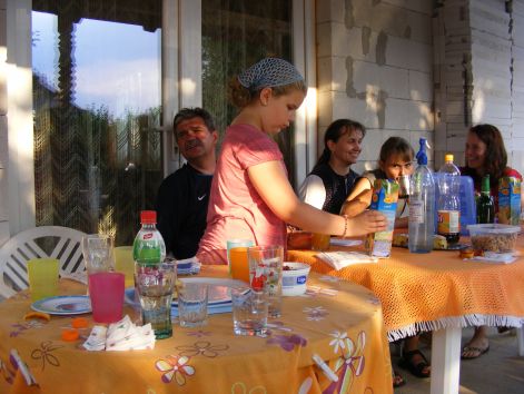 gyerekhad_bevette_a_teraszt.jpg